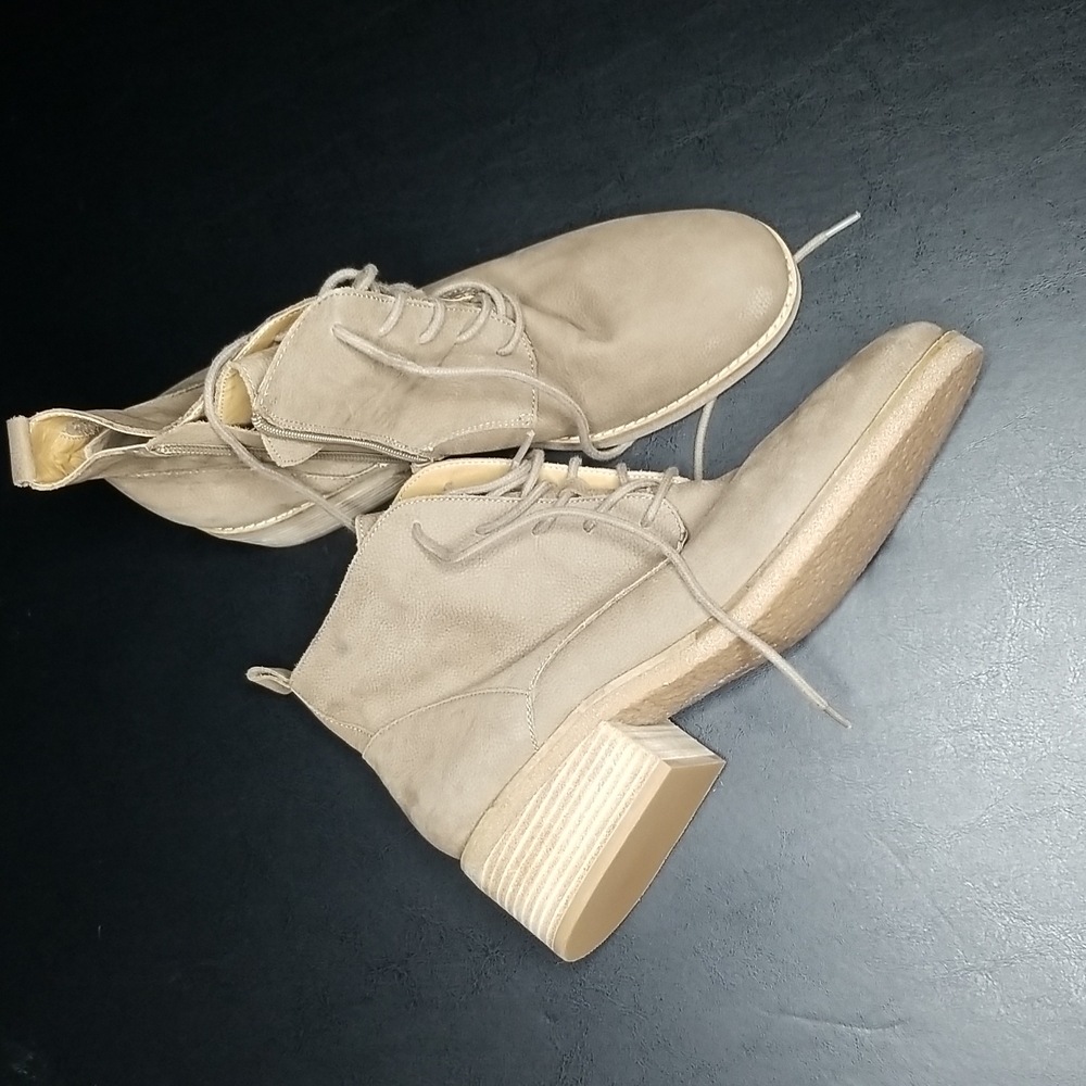 Lucky Brand size 10 tan lace up boot